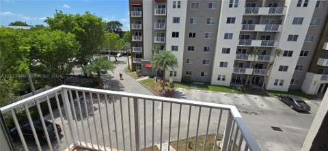 11050 SW 196th St 408, Cutler Bay FL - photo 6 of 10