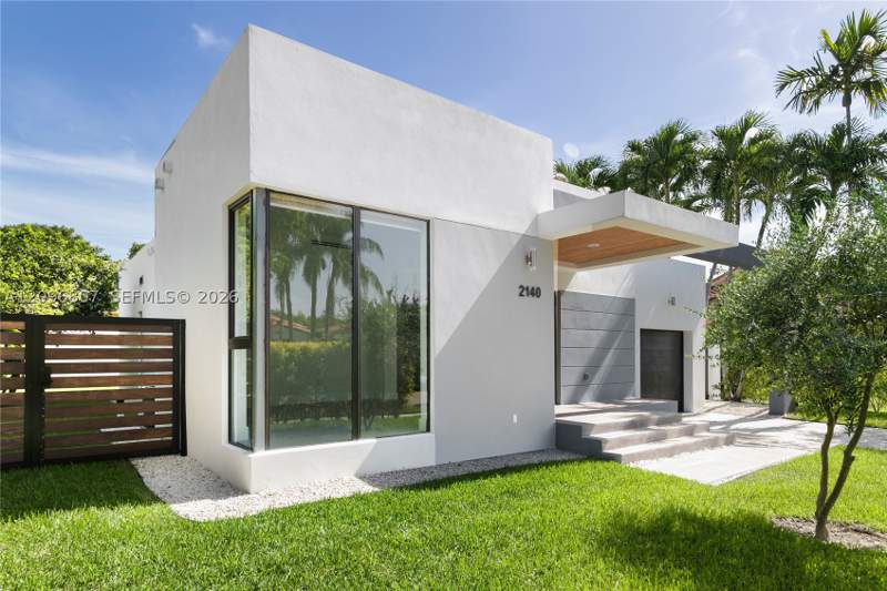 3 bedroom SingleFamilyResidence at 2140 SW 20th St, Shenandoah Park, Miami — photo 2