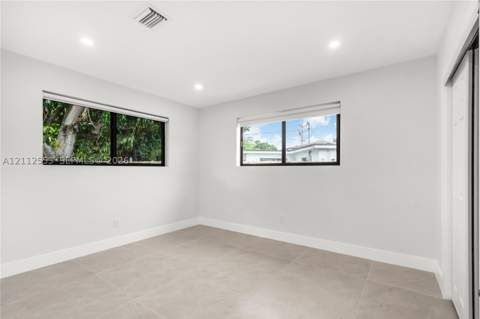 1410 NE 161st St, North Miami Beach FL - photo 10 of 31