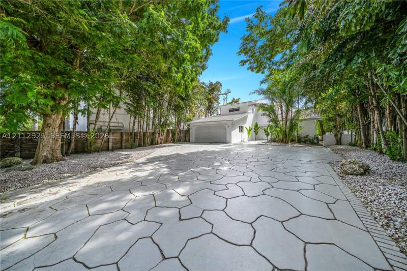 5 bedroom SingleFamilyResidence at 1372 S Venetian Way, San Marco, Miami — photo 4