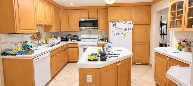 4 bedroom SingleFamilyResidence at 10680 SW 96th St, Kendale Sec 2, Miami — photo 4