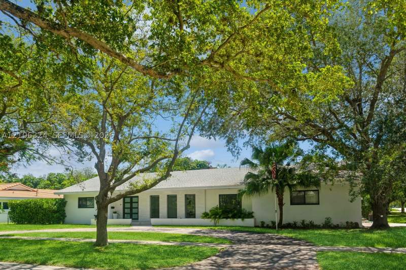 4 bedroom SingleFamilyResidence at 13241 SW 72nd Ave, Country Squire Mnr Sec 2, Pinecrest — photo 3