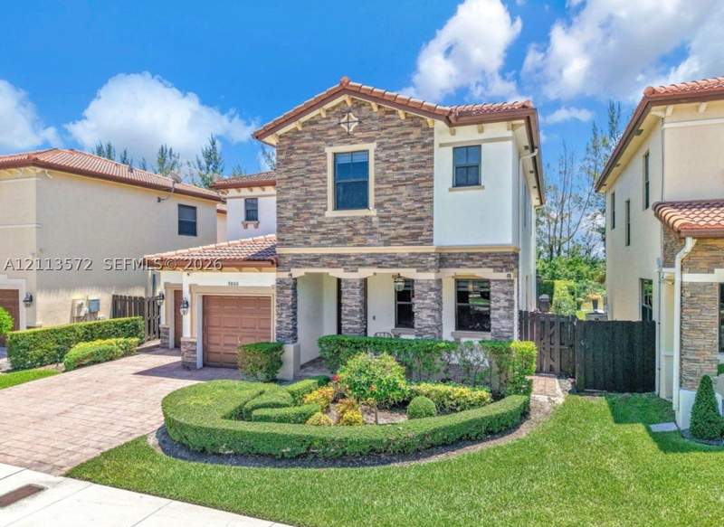4 bedroom SingleFamilyResidence at 9860 NW 86th Ter, Doral Breeze, Doral — photo 2