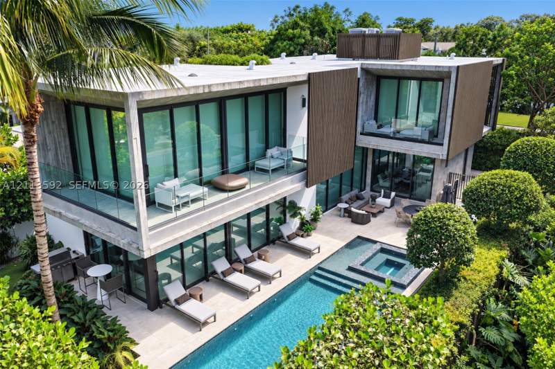 4 bedroom SingleFamilyResidence at 705 W Dilido Dr, Di Lido Island, Miami Beach — photo 2