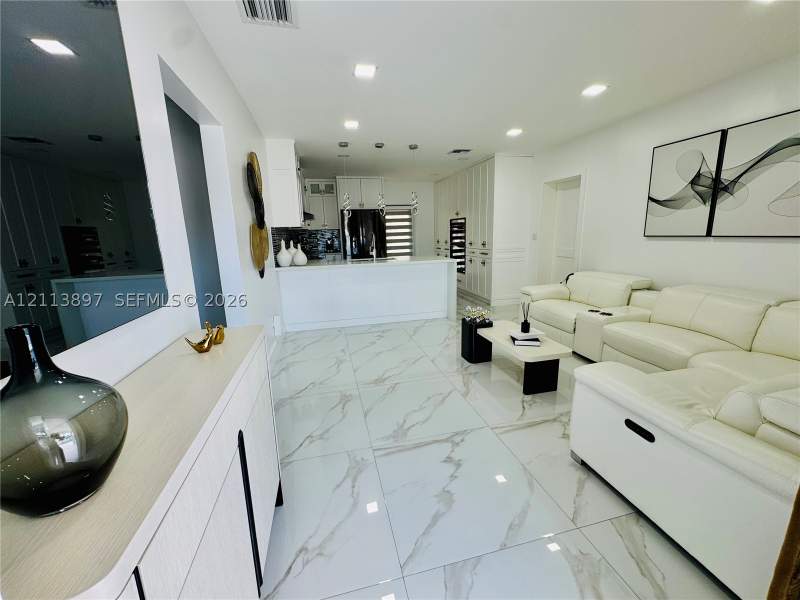 4 bedroom SingleFamilyResidence at 520 E 58th St, Logan Crest Rev Pl, Hialeah — photo 2