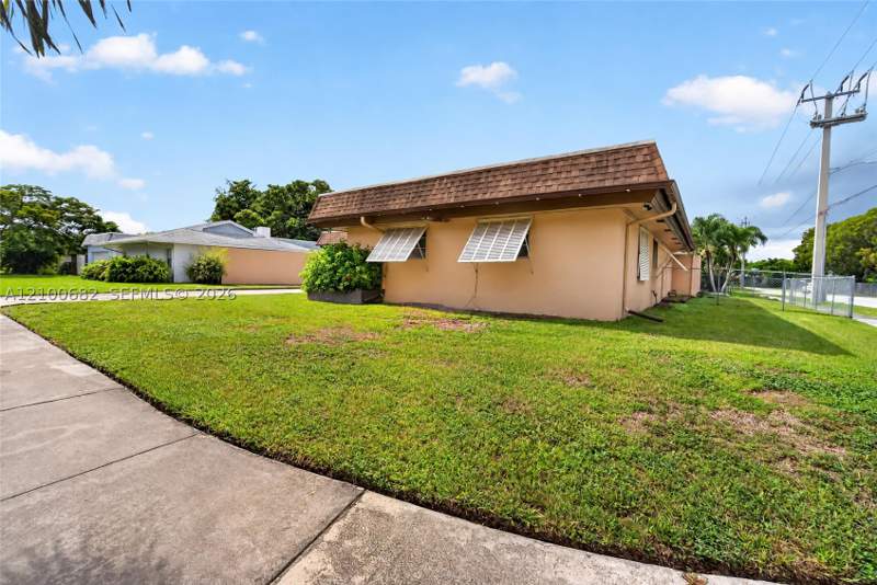 3 bedroom SingleFamilyResidence at 8402 SW 102nd Ct, Heftler Homes Sunset Park, Miami — photo 2