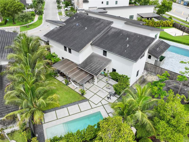 5 bedroom SingleFamilyResidence at 7655 NW 102nd Ct, Grand Bay South Estates, Doral — photo 2