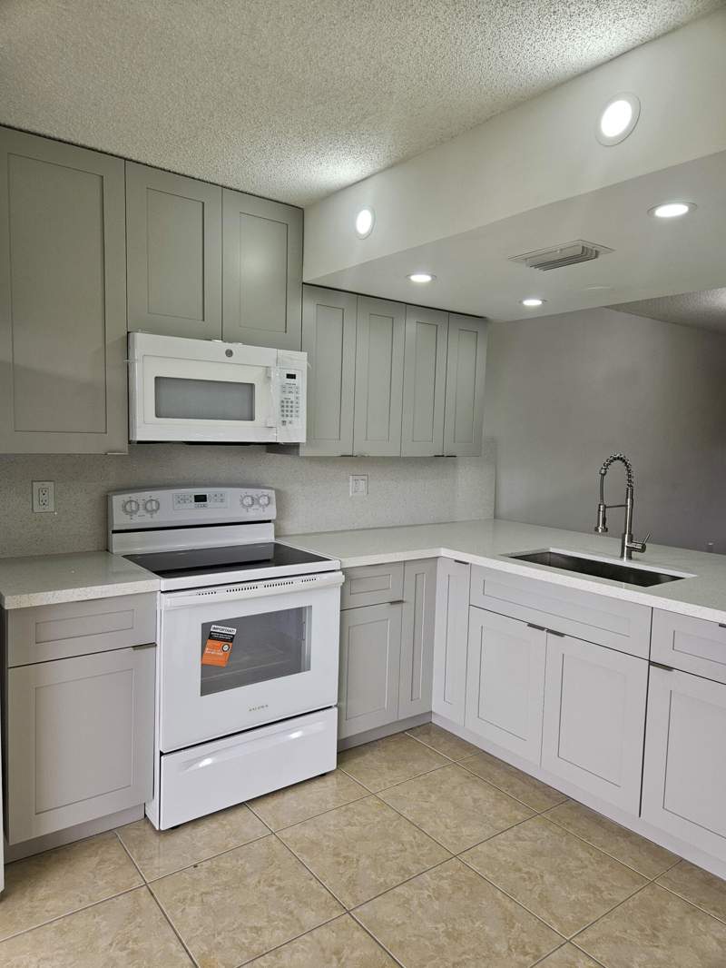 2 bedroom Townhouse at 1328 W 51st Place D-23, Carmel Townhomes Condo, Hialeah — photo 2