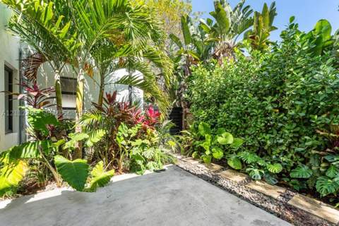 445 NE 76th St, Miami FL - photo 6 of 84