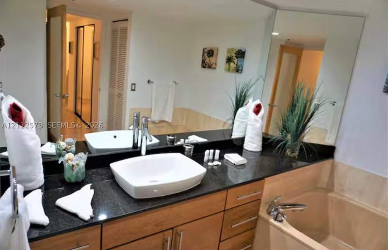 1 bedroom Condominium at 1717 N Bayshore Dr A-1042, Venetia Condo, Miami — photo 5