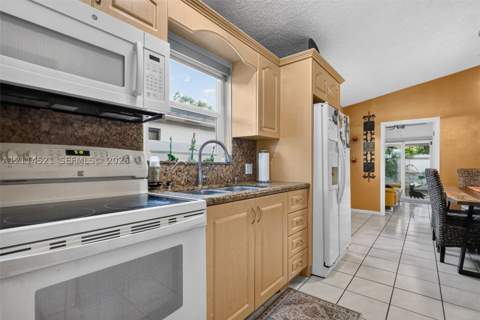 2427 W 70th Pl, Hialeah FL - photo 10 of 35