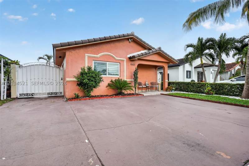 3 bedroom SingleFamilyResidence at 2427 W 70th Pl, Robles Gardens 3rd Addn, Hialeah — photo 2