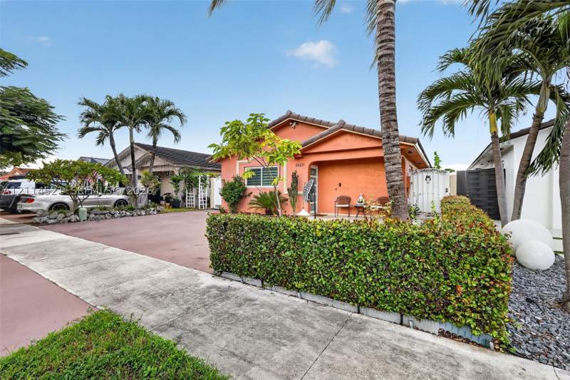 3 bedroom SingleFamilyResidence at 2427 W 70th Pl, Robles Gardens 3rd Addn, Hialeah — photo 3