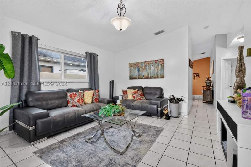 3 bedroom SingleFamilyResidence at 2427 W 70th Pl, Robles Gardens 3rd Addn, Hialeah — photo 5