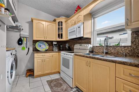 2427 W 70th Pl, Hialeah FL - photo 8 of 35