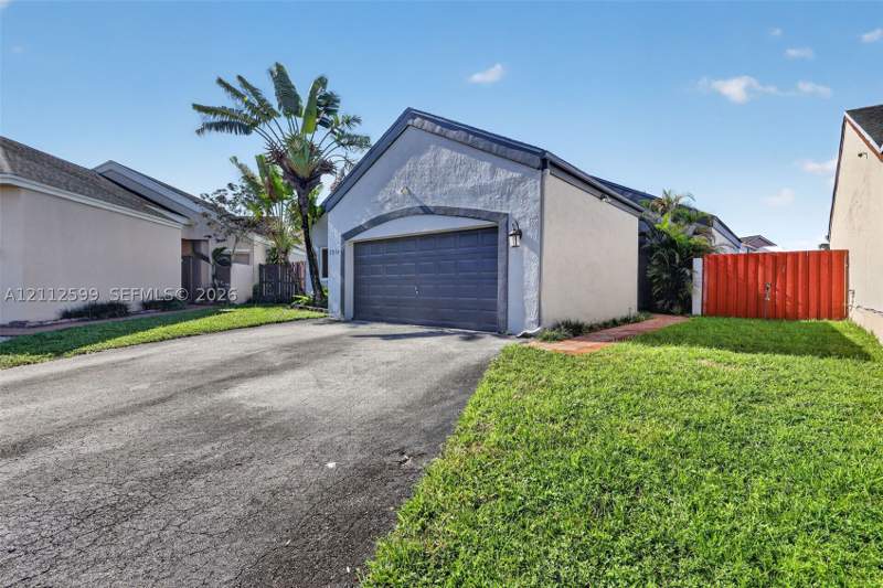4 bedroom SingleFamilyResidence at 7974 NW 190th Ter, Lakes Of Avalon Sec 3, Hialeah — photo 3