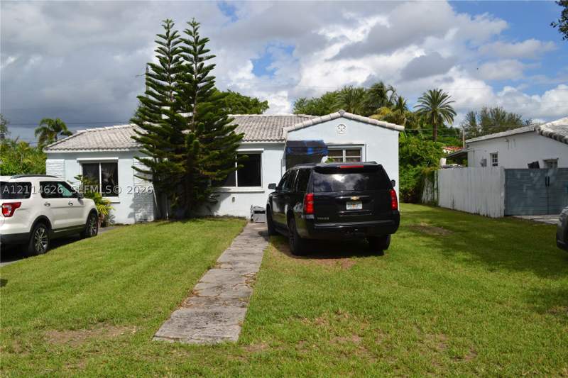 5 bedroom SingleFamilyResidence at 4381 SW 16th St, Camner Gables, Miami — photo 3