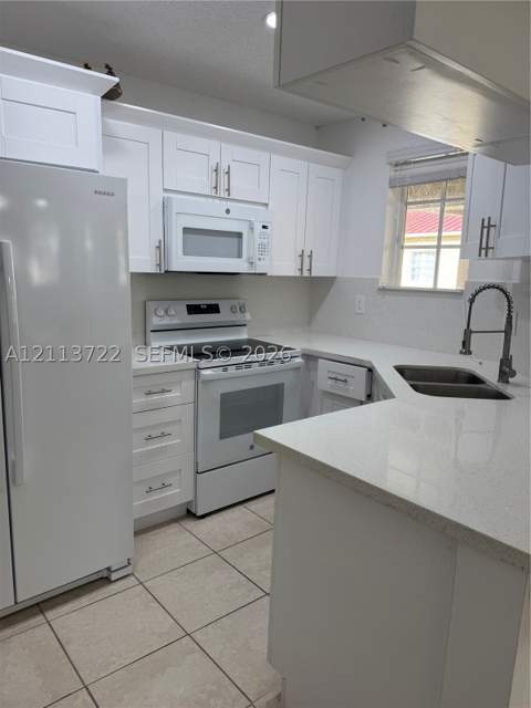 18346 NW 68th Ave K, Hialeah FL - photo 8 of 30