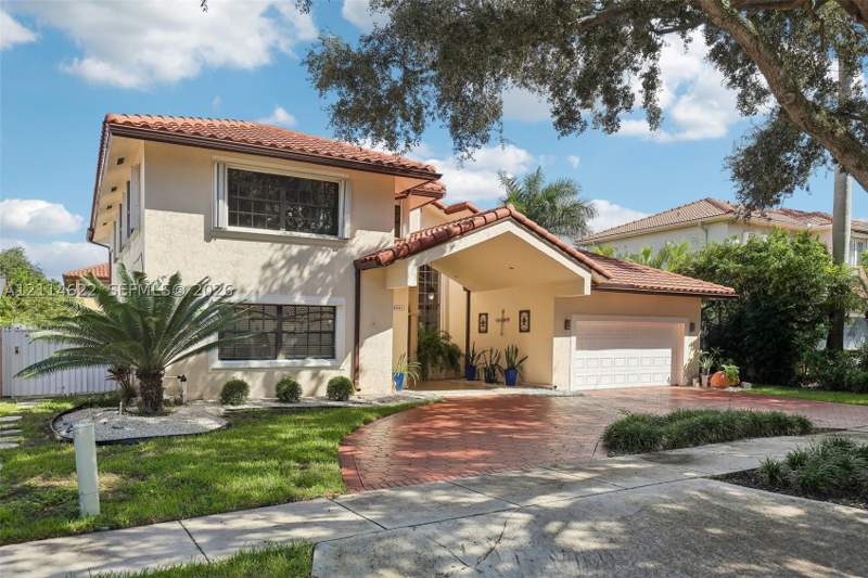 5 bedroom SingleFamilyResidence at 16441 NW 84th Ct, Royal Lakes 1st Addn, Miami Lakes — photo 3