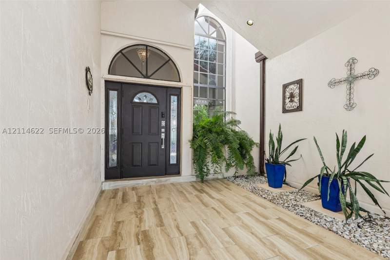 5 bedroom SingleFamilyResidence at 16441 NW 84th Ct, Royal Lakes 1st Addn, Miami Lakes — photo 4