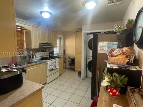 737 SE 8th Pl, Hialeah FL - photo 6 of 11