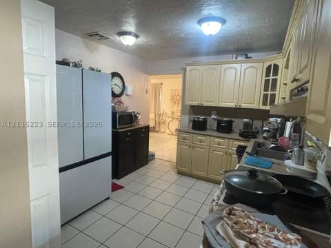 737 SE 8th Pl, Hialeah FL - photo 7 of 11