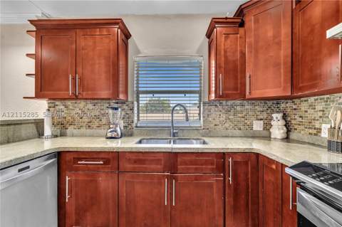 14221 Carver Dr, Miami FL - photo 10 of 23