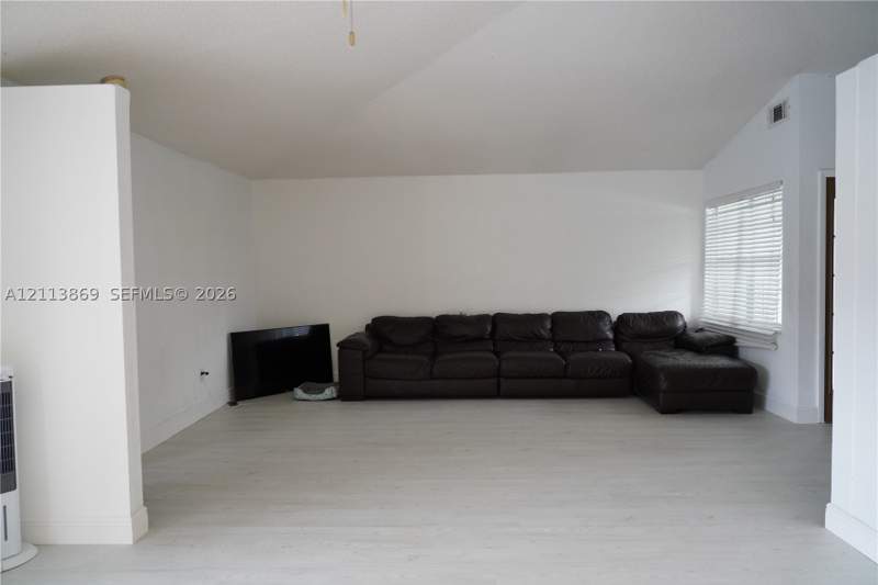 3 bedroom SingleFamilyResidence at 10224 SW 139th Pl, Royal Glen, Miami — photo 4