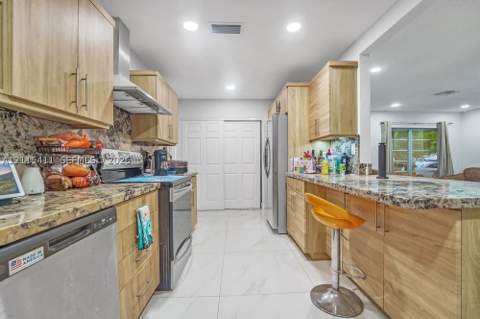 20302 NW 39th Ct, Miami Gardens FL - photo 7 of 32