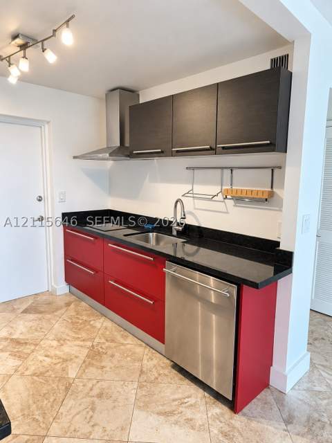 16850 S Glades Dr 7F, North Miami Beach FL - photo 6 of 15