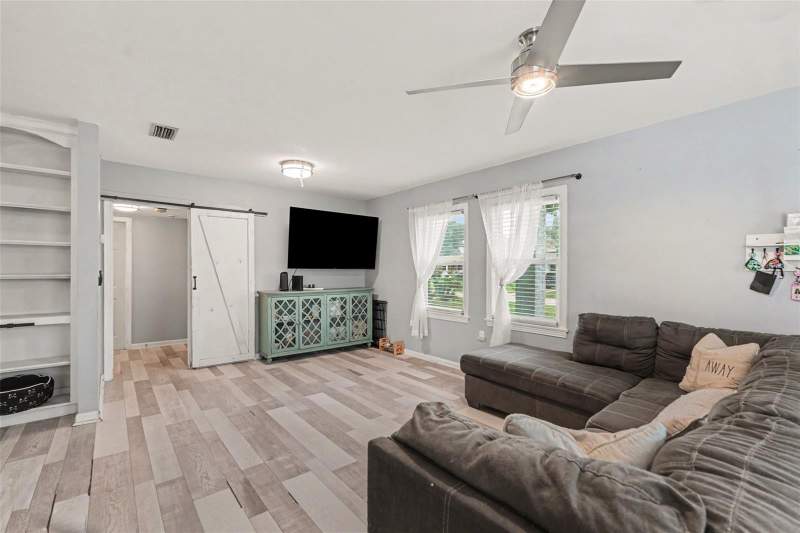 3 bedroom Single Family Residence at 1509 W Barr Drive, Wellswood Sec C, Tampa — photo 5
