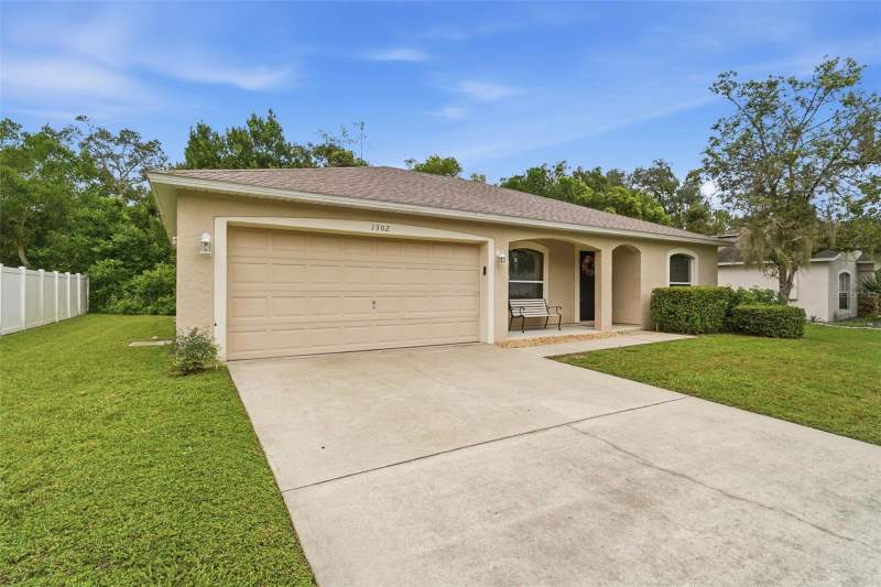 3 bedroom Single Family Residence at 1302 Benton Lake Drive, Waterford Lakes Unit 01, Deland — photo 2