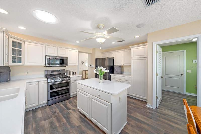 3 bedroom Single Family Residence at 1529 Straton Way, Villages Of Sumter, The Villages — photo 5