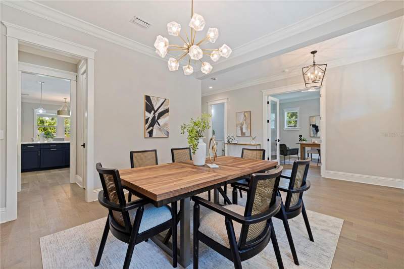 5 bedroom Single Family Residence at 1001 Cordova Boulevard, Eden Shores Sec 6, St Petersburg — photo 2