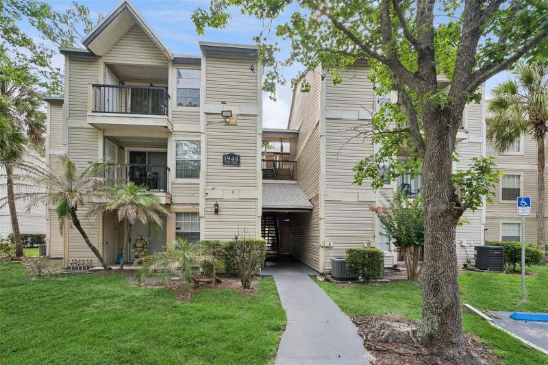 1948 LAKE ATRIUMS CIRCLE #124 home for sale in Plaza Millenium