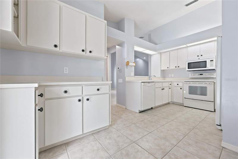 3 bedroom Townhouse at 4039 NW 23rd Circle, Wood Creek Village, Gainesville — photo 3
