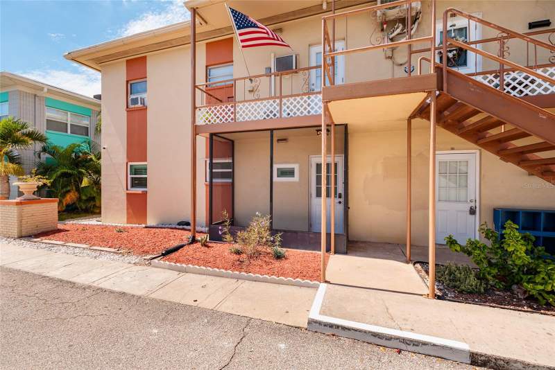 2 bedroom Condominium at 5396 4th Street #101, Palm Gardens Condo, St Petersburg — photo 2