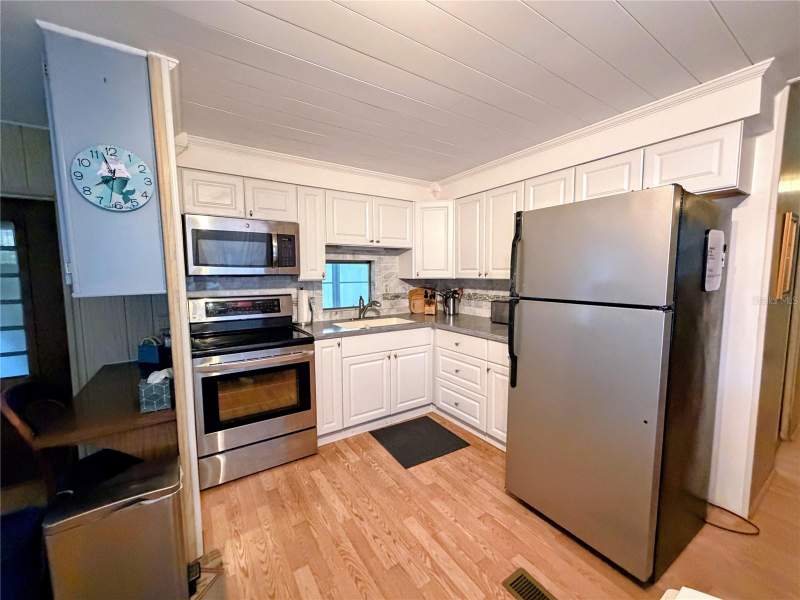 2 bedroom Mobile Home at 855 S Green Circle, Country Club Estates, Venice — photo 4