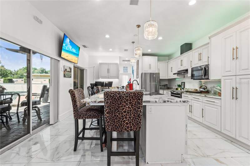 7 bedroom Single Family Residence at 2520 Gomaz Way, Lakewood Estates Sec D, St Petersburg — photo 5