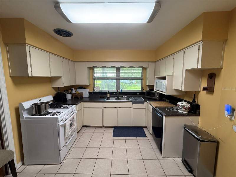4 bedroom Single Family Residence at 100 NW 32nd Street, Gainesville, Gainesville — photo 3