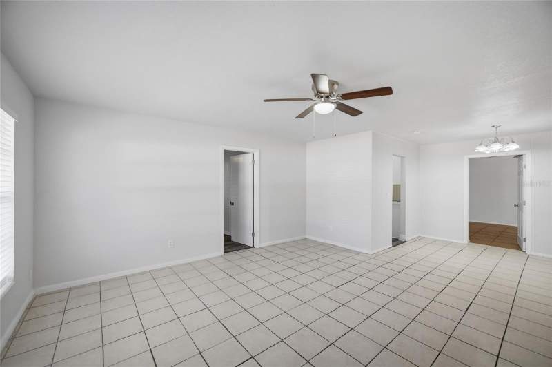 4 bedroom Single Family Residence at 7102 Dellwood Drive, Clair Mel City, Tampa — photo 4