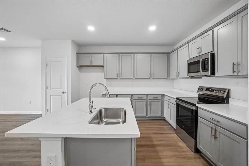3 bedroom Townhouse at 6868 Holcombe Down Drive, Twin Oaks, Zephyrhills — photo 5