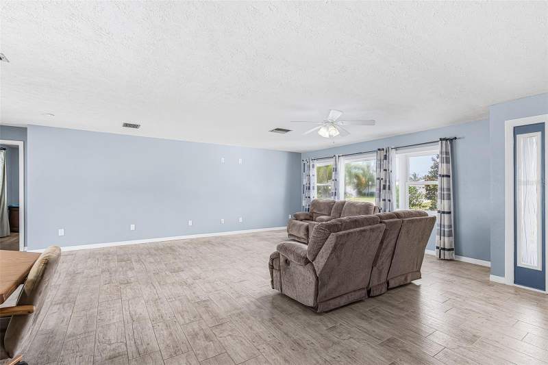 4 bedroom Single Family Residence at 1320 SE 26th Terrace, Cape Coral, Cape Coral — photo 4