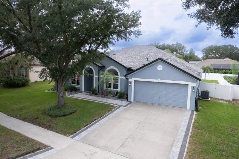 4 bedroom Single Family Residence at 12408 Riverglen Drive, Riverglen Units 5 6 & 7 Phas, Riverview — photo 2
