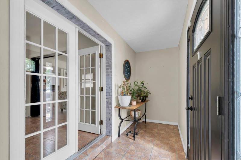 4 bedroom Single Family Residence at 12812 Lake Drive, Plantation Palms 8, Largo — photo 4