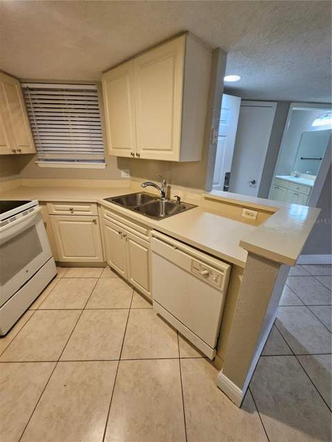 1908 Lake Atriums Circle #15, Orlando FL - photo 7 of 40