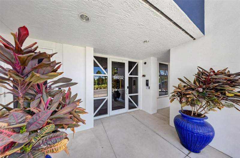 2 bedroom Condominium at 1233 N Gulfstream Avenue #401, Marina Tower, Sarasota — photo 2