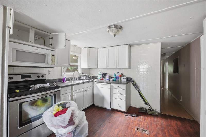 2 bedroom Mobile Home at 35012 Glosson Circle, Zephyrhills Colony Company, Zephyrhills — photo 4