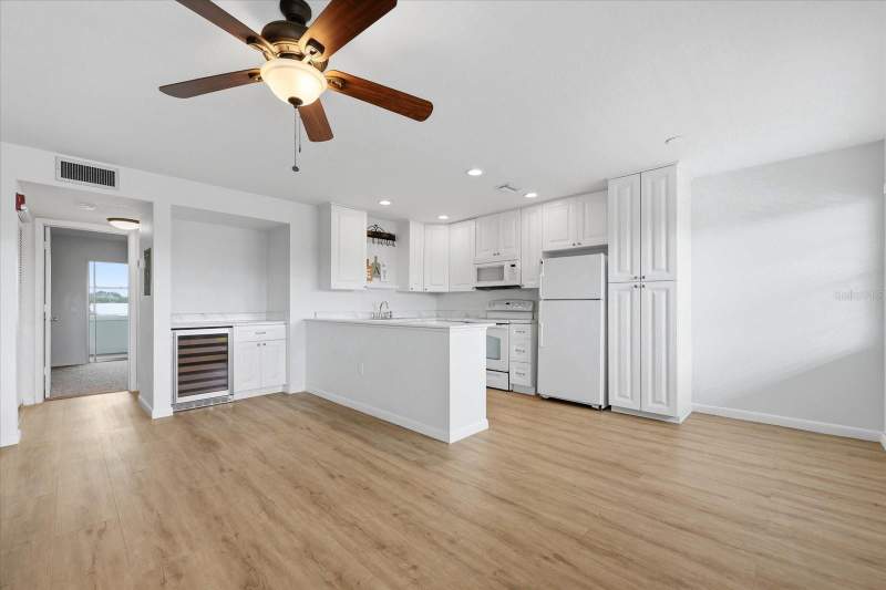 1 bedroom Condominium at 1001 77th Avenue #307, Winston Gateway Assoc Inc Condo, St Petersburg — photo 2