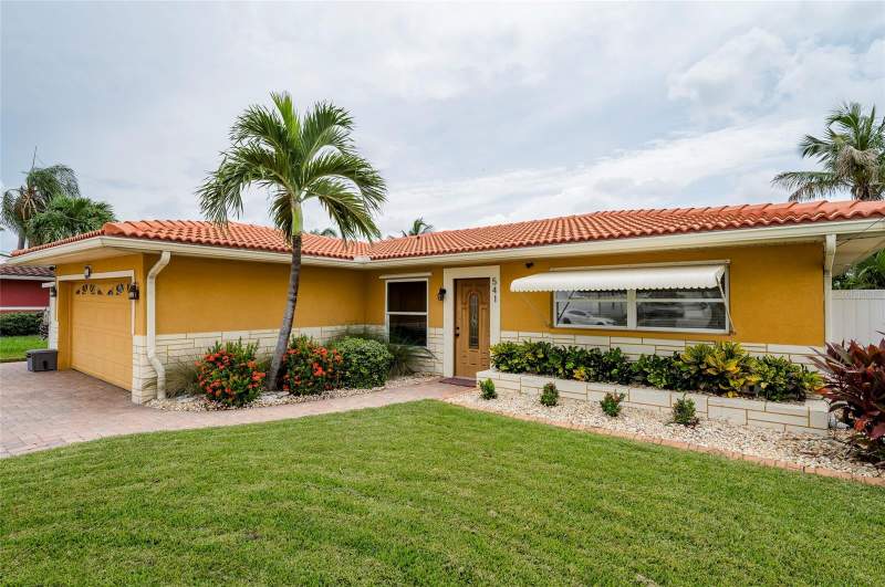 3 bedroom Single Family Residence at 541 Crystal Drive, Crystal Island, Madeira Beach — photo 2
